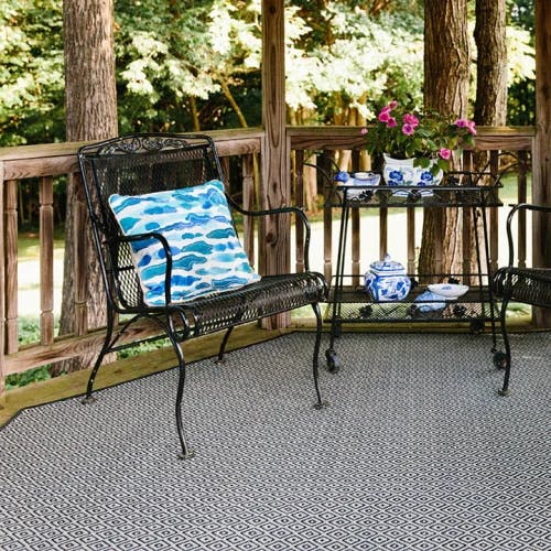 Madrona Ebony special shape polypropylene rug with serged edge on outdoor patio.